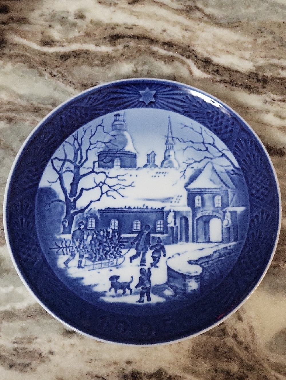 Royal Copenhagen Blue Decorative Winter Scene Collector Plate 1995